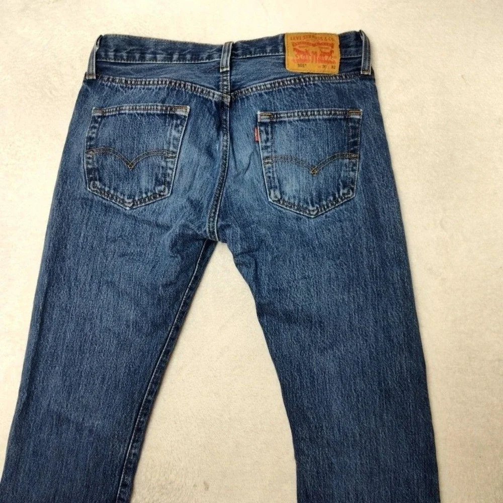 Levis 501 Jeans Mens 30x32 Blue Straight Classic Medium Wash Denim 5-Pocket